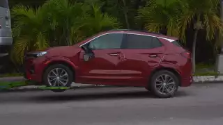 Los vecinos aseguran que la camioneta lleva más de un mes abandonada