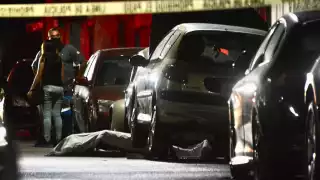 Se espera la llegada de Servicios Periciales para que aseguren los indicios y finalmente se haga el levantamiento del cuerpo