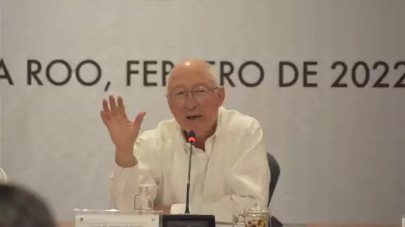 Ken Salazar aprovecho para viajar este fin de semana a Cancún, y pasar un rato frente al mar Ken Salazar aprovecho para viajar este fin de semana a Cancún, y pasar un rato frente al mar