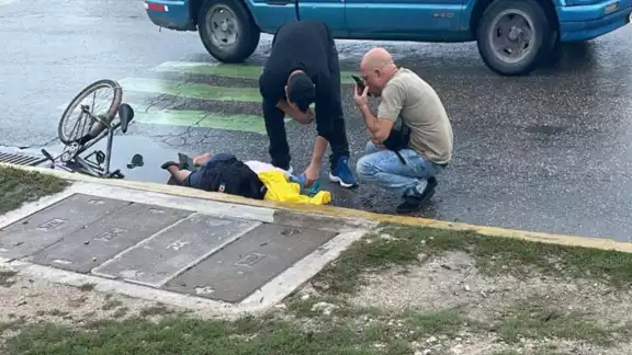 Ciclista cae en una coladera abierta y queda inconsciente en Cancún Ciclista cae en una coladera abierta y queda inconsciente en Cancún