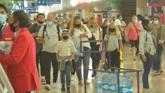 En el caso de las llegadas, 210 de ellas son vuelos internacionales y 85 son rutas nacionales En el caso de las llegadas, 210 de ellas son vuelos internacionales y 85 son rutas nacionales