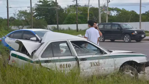 El taxi terminó con daños severos, mientras que la Van sólo tuvo daños en su costado derecho en la carretera Puerto Morelos-Cancún El taxi terminó con daños severos, mientras que la Van sólo tuvo daños en su costado derecho en la carretera Puerto Morelos-Cancún