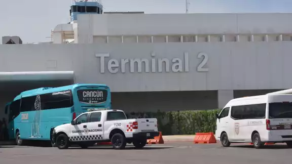 Turistas extranjeros presenciaron la riña entre transportistas en el Aeropuerto Internacional de Cancún, por lo que prefirieron alejarse del sitio