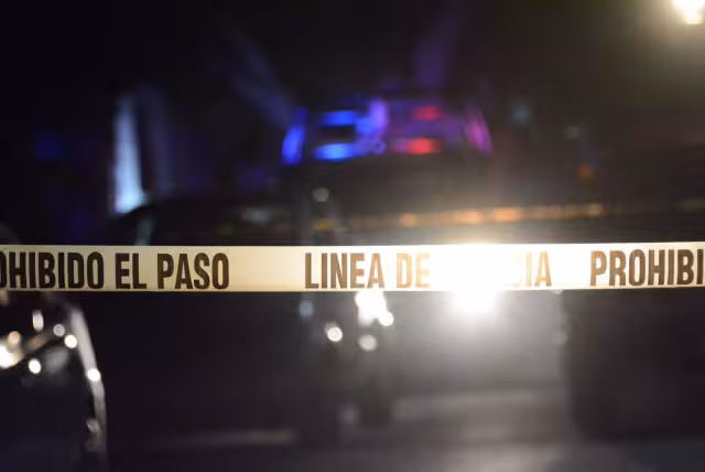 Algunos testigos indican que, minutos antes del siniestro, alcanzaron a escuchar detonaciones de arma de fuego