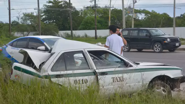 El taxi terminó con daños severos, mientras que la Van sólo tuvo daños en su costado derecho en la carretera Puerto Morelos-Cancún