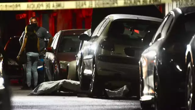 Se espera la llegada de Servicios Periciales para que aseguren los indicios y finalmente se haga el levantamiento del cuerpo