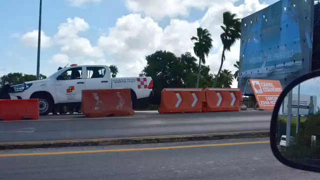 En el puente vehicular hacia la Zona Hotelera de Cancún  se colocaron vallas para bloquear el paso de automóviles