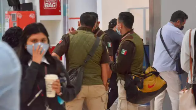 Los agentes tomaron sus lugares dentro del módulo del Instituto Nacional de Migración en el aeropuerto de cancún