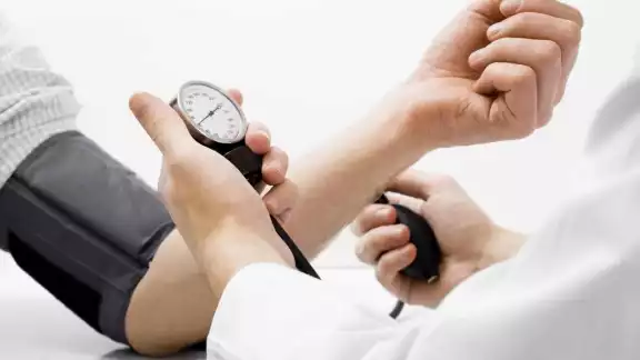 Se recomienda checar la presión arterial regularmente Se recomienda checar la presión arterial regularmente