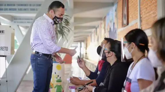 Carlos Herrera Tello, candidato por la coalición PRI-PAN-PRD emite su voto. Carlos Herrera Tello, candidato por la coalición PRI-PAN-PRD emite su voto.