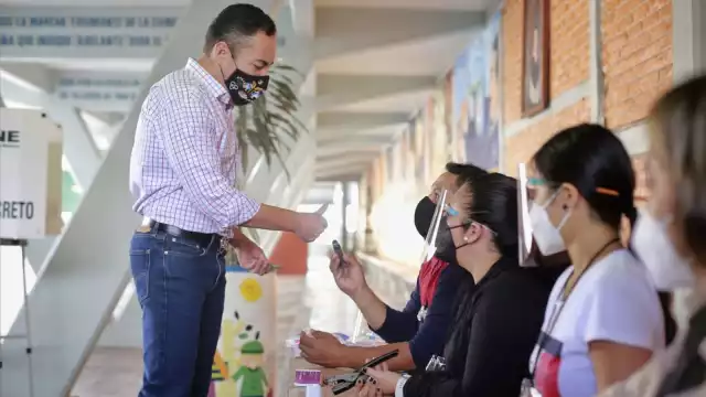 Carlos Herrera Tello, candidato por la coalición PRI-PAN-PRD emite su voto.