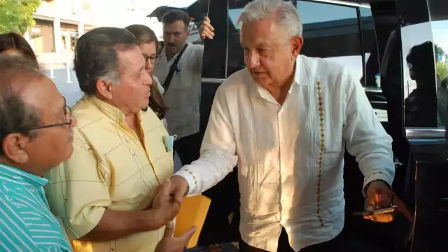 AMLO se dio tiempo para saludar a los asistentes a Dos Bocas en Tabasco y recibir sus peticiones