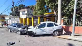 Ebrio choca de frente contra auto estacionado y huye en Cuatro Caminos, Campeche