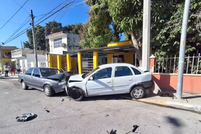 Conductor alcoholizado provoca choque y escapa con ayuda de familiares