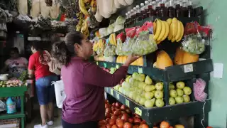 El kilo de uvas verdes está rozando los 100 pesos; vendedores aconsejan comprar con tiempo todo lo que se pueda.