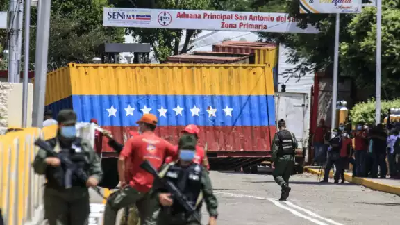 Los contenedores que bloqueaban la circulación por el principal cruce fronterizo entre Venezuela y Colombia