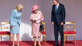 Con traje floreado y sombrero rosados, la soberana de 95 años, enmarcada  por Joe Biden y su esposa Jill, asistió a un desfile de guardias de honor