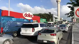 El congestionamiento vehicular en el Aeropuerto Internacional de Cancún es una realidad diaria para residentes y turistas