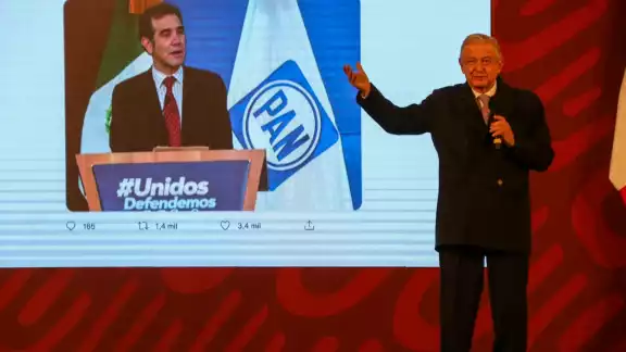AMLO critica que Lorenzo Córdova acuda a reunión plenaria del PAN
AMLO critica que Lorenzo Córdova acuda a reunión plenaria del PAN