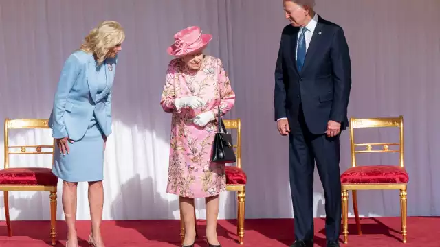 Con traje floreado y sombrero rosados, la soberana de 95 años, enmarcada  por Joe Biden y su esposa Jill, asistió a un desfile de guardias de honor