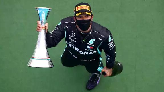 El piloto inglés Lewis Hamilton tras su triunfo en Hungría (Reuters) El piloto inglés Lewis Hamilton tras su triunfo en Hungría (Reuters)