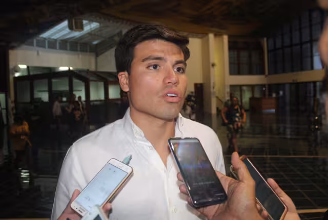 Durante su viaje a la COP26, Gustavo Miranda pasea por las calles del Reino Unido, sin dar detalles del evento internacional