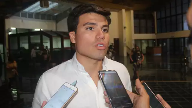 Durante su viaje a la COP26, Gustavo Miranda pasea por las calles del Reino Unido, sin dar detalles del evento internacional