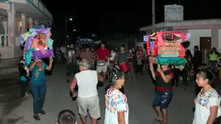 El mosaico cultural y de tradición convocó a decenas de pobladores de la comunidad de todas las edades, que con alegría bailaron en las calles