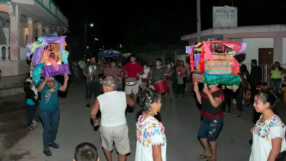 El mosaico cultural y de tradición convocó a decenas de pobladores de la comunidad de todas las edades, que con alegría bailaron en las calles El mosaico cultural y de tradición convocó a decenas de pobladores de la comunidad de todas las edades, que con alegría bailaron en las calles