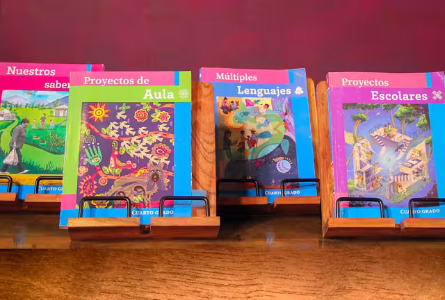 Presentan nuevos libros de texto gratuitos