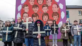 Familias de las víctimas y cientos de personas desfilaron por las calles de Derry