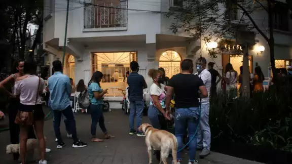Capitalinos abarrotan las calles Capitalinos abarrotan las calles