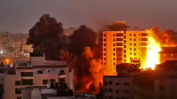 El emblemático edificio situado cerca de la costa, contaba con oficinas para varios altos mandos del movimiento Hamás.
El emblemático edificio situado cerca de la costa, contaba con oficinas para varios altos mandos del movimiento Hamás.