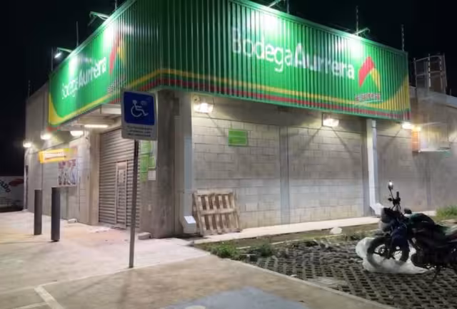 En esta tienda fueron asaltados empleados y clientes por tres sujetos.