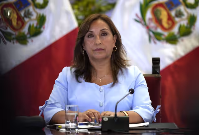 Presidenta de Perú Dina Boluarte comparece ante la Fiscalía por presunto feminicidio