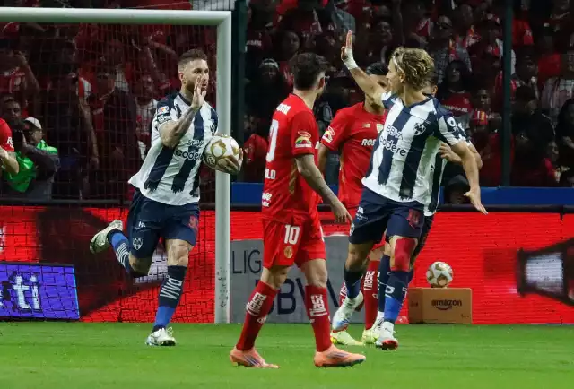 Ramos desde el manchón penal anotando