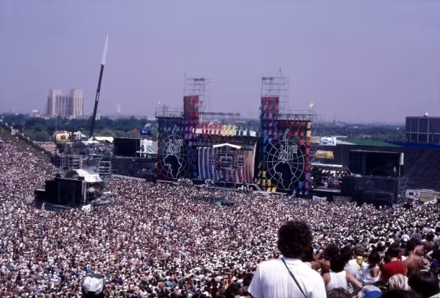 El Live Aid unió a diversos grupos y artistas musicales se presentaron en este acto benéfico en 1985