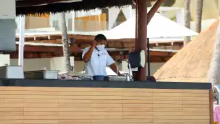 La vía de entrada de las variantes de COVID-19 es por el turismo, por lo que trabajadores turísticos se arriesgan al contagio