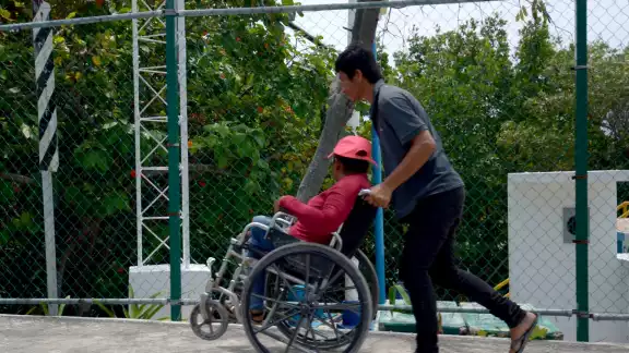 En el caso de Cancún, las personas discapacitadas denuncian que en Cancún no hay condiciones para quienes usan silla de ruedas En el caso de Cancún, las personas discapacitadas denuncian que en Cancún no hay condiciones para quienes usan silla de ruedas