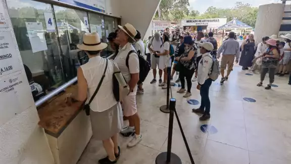 El primer día arribaron 5 mil 911 personas y ahora en promedio hay 7 mil visitantes en la zona maya El primer día arribaron 5 mil 911 personas y ahora en promedio hay 7 mil visitantes en la zona maya