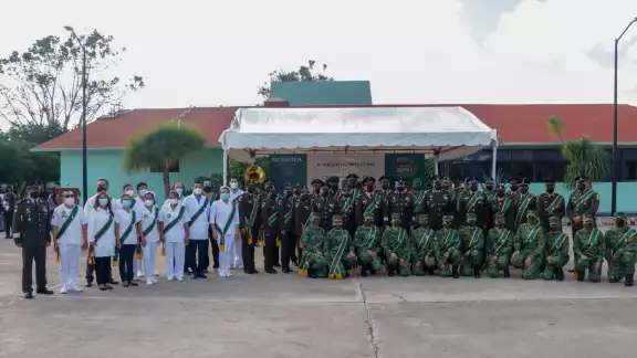 Óscar David Lozano Águila, General Brigadier de la 32a. Zona Militar de Mérida felicitó a los galardonados por su lucha contra el COVID