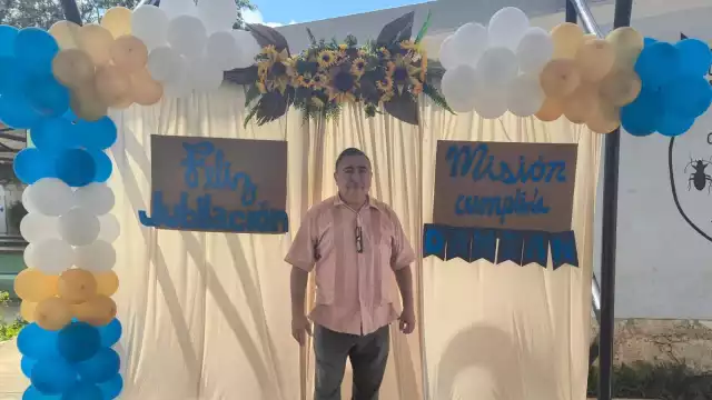 El maestro Damián Pérez Echeverría se jubila tras 37 años de trayectoria como docente