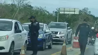 Los vehículos son revisados por agentes de seguridad y binomios caninos