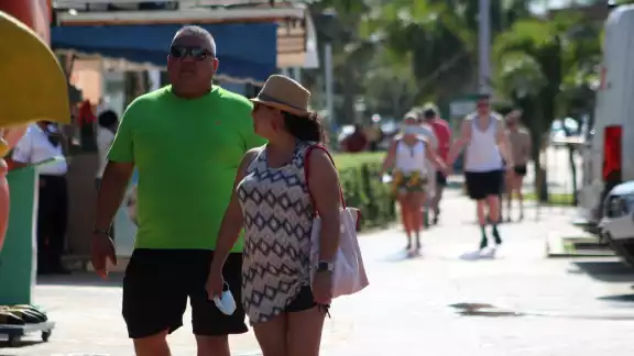 Es común ver a los turistas sin usar el cubrebocas en su paseo por las zonas turísticas