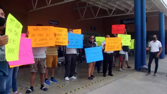 Los manifestantes exigieronmejores condiciones laborales y el pago de un bono afuera de las tiendas Walmart y Sam's Club en Cancún Los manifestantes exigieronmejores condiciones laborales y el pago de un bono afuera de las tiendas Walmart y Sam's Club en Cancún