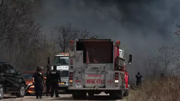 El fuego ha llenado de humo la carretera Mérida-Cancún