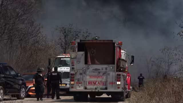 El fuego ha llenado de humo la carretera Mérida-Cancún