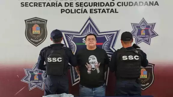 El sujeto intentó huir, pero fue detenido para ser inspeccionado y se le encontró con presuntas dosis de marihuana