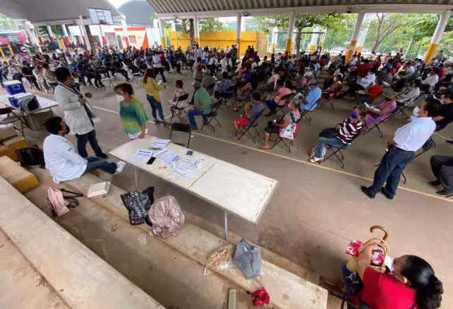 En la última semana, los centros para detección de coronavirus se han saturado. Foto: EFE/Manuel López
