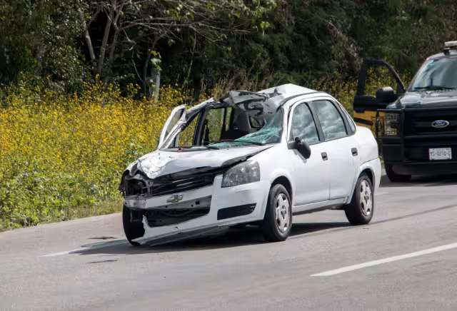 El conductor del automóvil resultó con heridas en la mano derecha y rostro, los acompañantes salieron ilesos; la SSP tomó conocimiento del hecho de tránsito